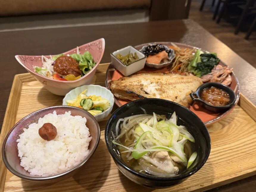 お母の朝飯 外観や定食