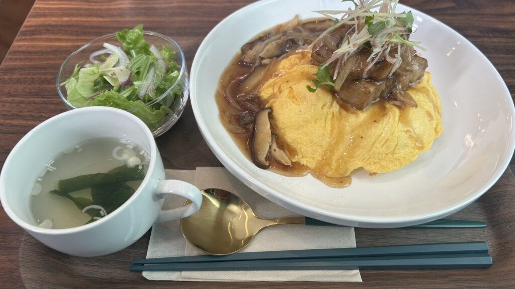 ムーンのオムライス「豚角煮ソース」の写真