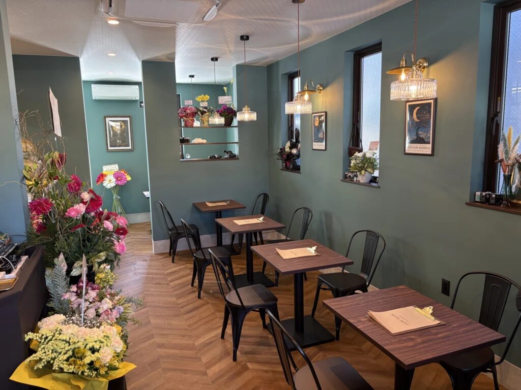 MOON 店内や料理の写真1